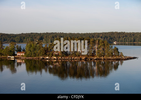 Häuser auf der kleinen Insel im Stockholmer Schären in der Nähe von Stockholm, Schweden Stockfoto