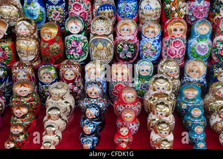 Matroschka (Babuschka) Puppen zum Verkauf an Souvenir-Stand, St. Petersburg, Russland Stockfoto