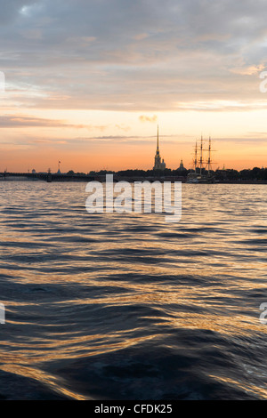 Peter und Paul Cathedral in Peter und Paul Fortress gesehen vom Ausflugsboot auf Newa, St. Petersburg, Russland Stockfoto