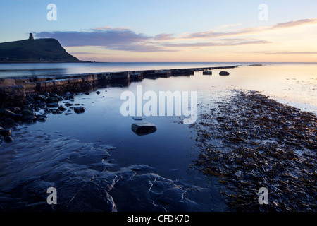 Kalkstein Simsen und Clavell Tower, Kimmeridge Bay, Jurassic Coast, UNESCO-Weltkulturerbe, Dorset, England, Vereinigtes Königreich Stockfoto