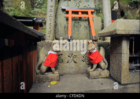 Miniatur-Schrein mit Füchsen und Torii Tor am Fushimi Inari Schrein, Kyoto, Japan Stockfoto