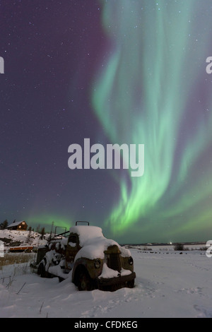 Die Aurora Borealis oder Nordlichter über einem verlassenen LKW in Yellowknife, Northewst Territorien, Kanada. Stockfoto