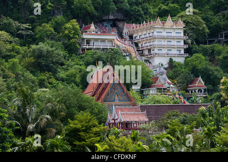 Chinesischer Tempel mit Drachen Treppe entlang Fluss Kwai Noi, in der Nähe von Kanchanaburi, Thailand Stockfoto