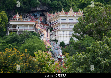 Chinesischer Tempel mit Drachen Treppe entlang Fluss Kwai Noi, in der Nähe von Kanchanaburi, Thailand Stockfoto