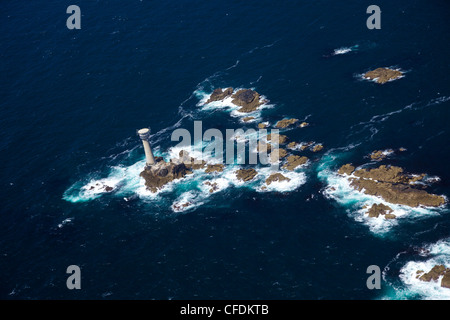 Luftaufnahme der Langschiffe Leuchtturm und Lands End Halbinsel, West Penwith, Cornwall, England, Vereinigtes Königreich, Europa Stockfoto