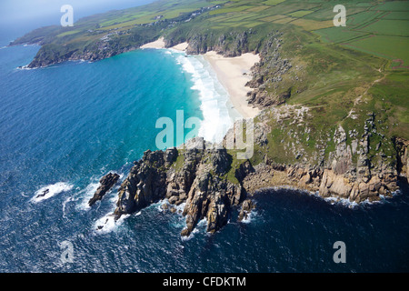 Luftbild des Treen Cliff und Porthcurno Strand nach Westen zum Minnack Theatre, West Penwith, Cornwall, England, UK Stockfoto