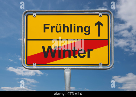 Ortsschild Deutschland, Ende der Stadt mit der Inschrift Ende Winter, Anfang Frühling, Hintergrund Himmel. Stockfoto