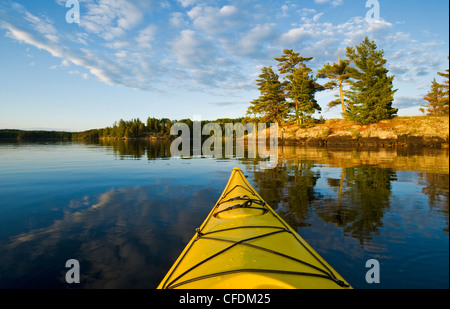 Kajak am Lake Of The Woods, Nordwesten von Ontario, Kanada Stockfoto