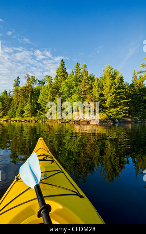 Kajak am Lake Of The Woods, Nordwesten von Ontario, Kanada Stockfoto