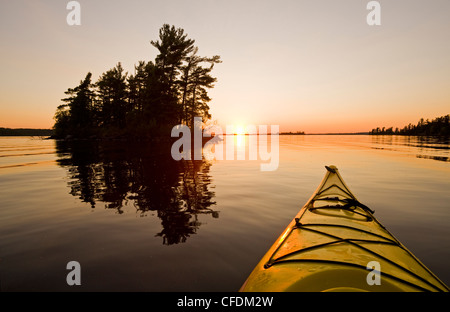 Kajak am Lake Of The Woods, Nordwesten von Ontario, Kanada Stockfoto
