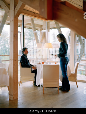 Paar beim Frühstück im hoteleigenen Restaurant, Vigilius Mountain Resort, Vigiljoch, Lana, Trentino-Alto Adige/Suedtirol, Ita Stockfoto