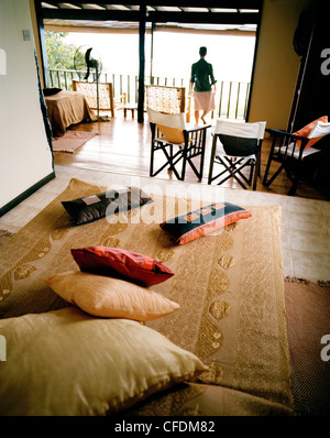 Frau in Superior Zimmer Chalet, Mango Lodge, Blick über Bahia Ste Anne, Praslin, Seychellen, Anse Volbert, indischen Oce Stockfoto