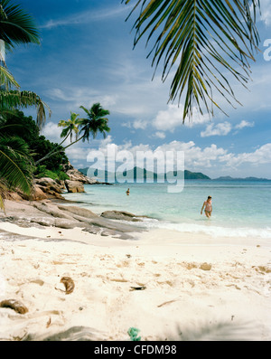 Menschen am Anse Severe Beach, nordwestlichen La Digue, La Digue und Inner Islands, Seychellen, Indischer Ozean Stockfoto