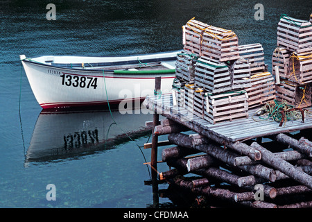 Dory und Hummer fallen auf Fischfang Bühne, neue Bonaventure, Newfoundland, Neufundland und Labrador, Kanada Stockfoto