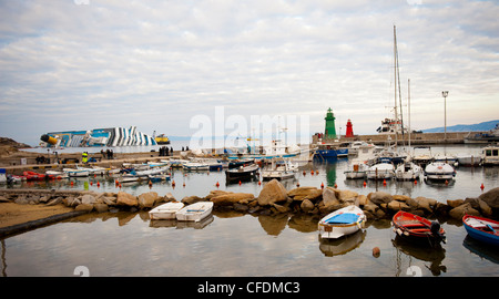Ein Blick über den Hafen auf Isola Del Giglio, Italien im zerstörten Costa Concordia Stockfoto