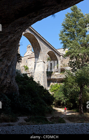 Person, die in der Schlucht gesehen aus der Höhle unter der alten Stadt von Minerve, Ortslage Katharer Languedoc Herault, Frankreich Stockfoto