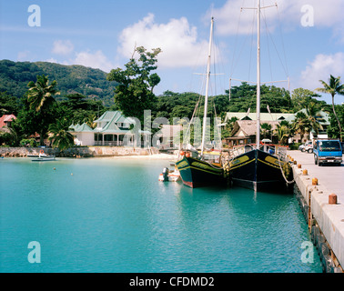 Fracht-Sailer an der Pier von La Passe Hafen, La Passe, La Digue und Inner Islands, Seychellen, Indischer Ozean Stockfoto