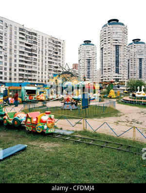 Amusement Park inmitten von Hochhäusern in Metro-Station Bratislavskaya, südöstlichen Moskau, Russland Stockfoto