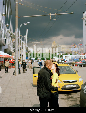 Küssende Paar vor ein Taxi am Jevropeski Plaza, Moskau, Russland, Europa Stockfoto