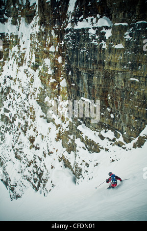 Ein männlicher Skifahrer steigt eine steile Couloir auf Bogen Spitze entlang des Icefields Parkway im Banff Nationalpark, Alberta, Kanada Stockfoto