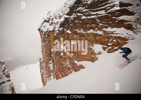 Ein männlicher Skifahrer steigt eine steile Couloir auf Bogen Spitze entlang des Icefields Parkway im Banff Nationalpark, Alberta, Kanada Stockfoto