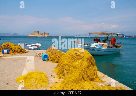 Angelboot/Fischerboot im Hafen von Nafplio, Peloponnes, Griechenland, Europa Stockfoto