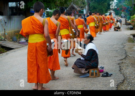 Prozession der buddhistischen Mönche sammeln von Almosen und Reis in der Morgendämmerung, Luang Prabang, Laos, Indochina, Südostasien, Asien Stockfoto