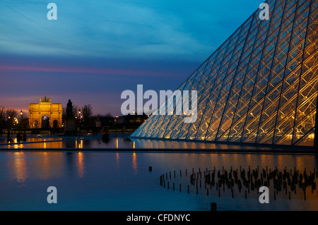 Die Pyramide des Louvre bei Nacht, Paris, Frankreich, Europa Stockfoto