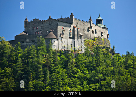 Burg Hohenwerfen im Sonnenlicht, Werfen, Salzburg, Österreich, Europa Stockfoto