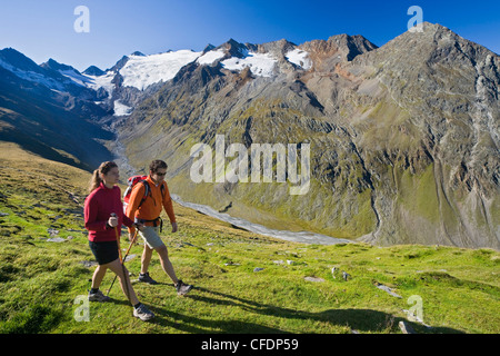 Junges Paar Wandern in den Bergen, Obergurgl, Ötztaler Alpen, Tirol, Österreich, Europa Stockfoto