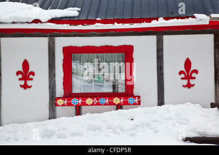 Roter Fleur auf gemalt auf einer Winter-Hütte in Mont-Tremblant, Quebec, Kanada Stockfoto