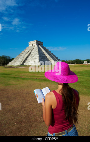 Touristischen Blick auf El Castillo Pyramide (Tempel des Kukulcan) in der alten Maya-Ruinen von Chichen Itza, Yucatan, Mexiko Stockfoto