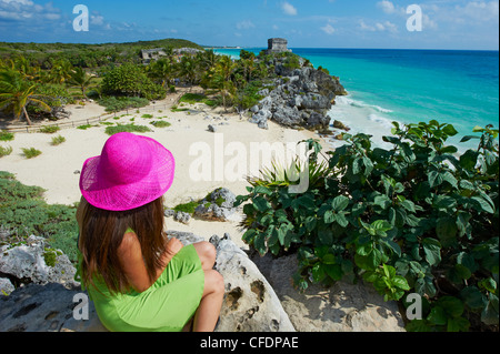Touristen an der karibischen Küste in Tulum Beach auf die antike Maya-Stätte von Tulum, Tulum, Quintana Roo, Mexiko Stockfoto