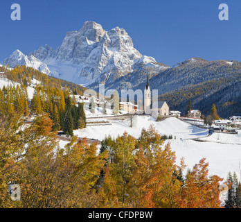 Der schneebedeckte Bergdorf Selva di Cadore vor Berg Monte Pelmo, Dolomiten, Veneto, Italien, Europa Stockfoto