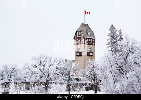 Pavillon im Assiniboine Park, Bäume mit Raureif bedeckt. Winnipeg, Manitoba, Kanada. Stockfoto