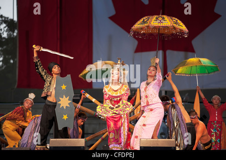 Philippinische Tänzerinnen bei Folklorama. Winnipeg, Manitoba, Kanada. Stockfoto