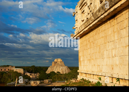 Pyramide des Zauberers und Gouverneurspalast (Palacio del Gobernador), Maya-Ausgrabungsstätte Uxmal, Bundesstaates Yucatán, Mexiko Stockfoto