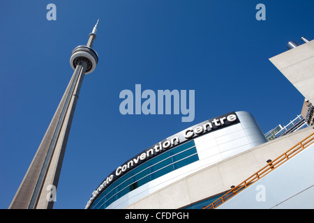 CN Tower aus der Metro Toronto Convention Centre, Toronto, Kanada Stockfoto
