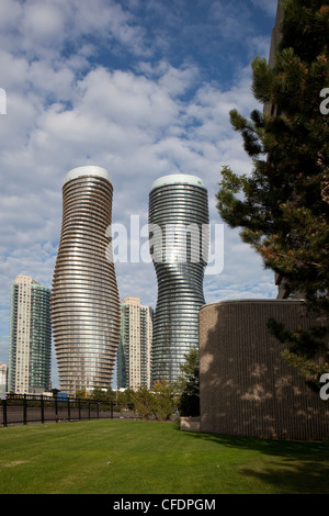 Absolute Türme, Eigentumswohnungen, bekannt als "The Marilyn Monroe" Towers, Mississauga, Kanada Stockfoto