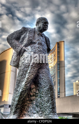 Oscar Nemon Statue von Winston Churchill, in der Nähe von Ciy Hall, Toronto, Kanada Stockfoto