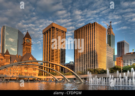 Abend, altes Rathaus und Rathaus-Pool, die Innenstadt von Toronto, Ontario, Kanada Stockfoto