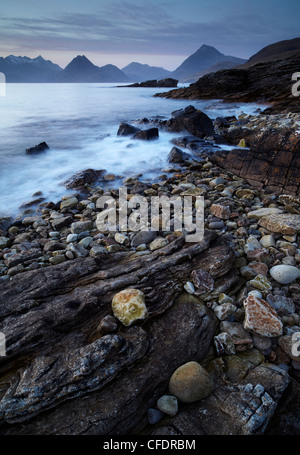 Ein Blick auf die Cuillin Hills aus über Loch Scavaig, Elgol, Isle Of Skye, Schottland, Vereinigtes Königreich, Europa Stockfoto