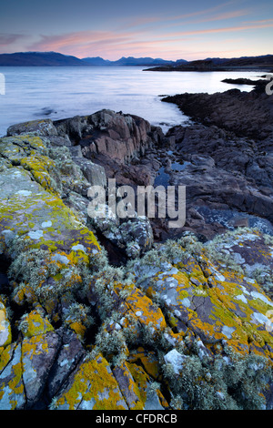 A, morgen im Rückblick auf das schottische Festland aus in der Nähe von Breakish, Isle Of Skye, Schottland, Vereinigtes Königreich, Europa Stockfoto