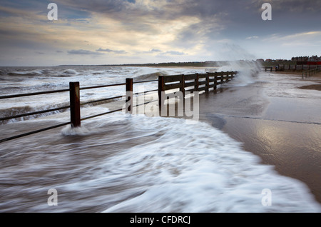 Die Pier in Gorleston-on-Sea an der Ost Küste von Norfolk an einem stürmischen November Nachmittag, Norfolk, England, Vereinigtes Königreich Stockfoto