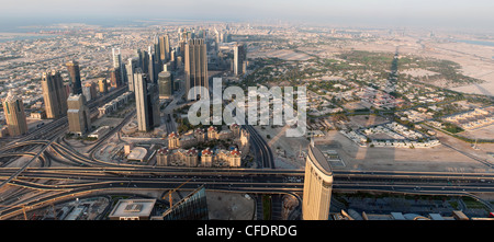 Wolkenkratzer in Dubai. Blick vom Aussichtspunkt Burj Khalifa. Vereinigte Arabische Emirate Stockfoto