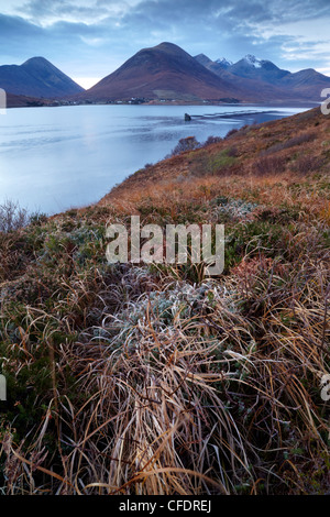 Ein Blick auf die Cuillin Hills über Loch Ainort auf der Isle Of Skye, Schottland, Vereinigtes Königreich, Europa Stockfoto