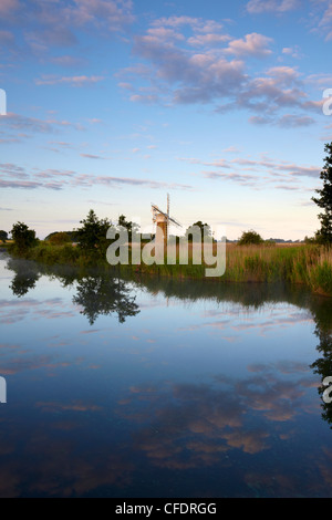 Ein Sommermorgen in den Norfolk Broads zeigt Turf Moor Mühle und der Fluss Ant at wie Hügel, Norfolk, England, Vereinigtes Königreich Stockfoto