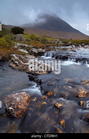 Berge, eingehüllt in niedrigen Wolken in einer Herbst-Ansicht von Glen Sannox, Isle of Arran, Schottland, Vereinigtes Königreich, Europa Stockfoto