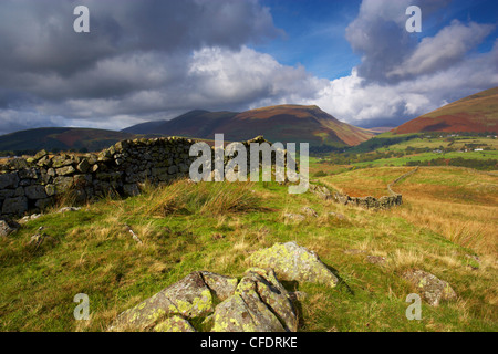 Blick auf die Berge von Blencathra, Lonscale Fell und Skiddaw, Lake District, Cumbria, England, Vereinigtes Königreich, Europa Stockfoto