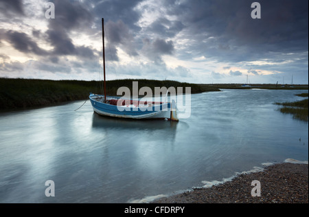 Ein launisch und windigen Sommerabend am Brancaster Staithe, North Norfolk, England, Vereinigtes Königreich, Europa Stockfoto